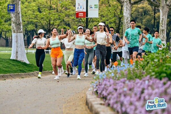 一众菁英跑者在上海世纪公园享受慢跑乐趣